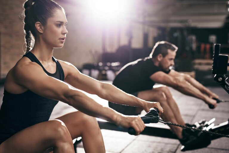 Avoid common workout injuries, man and woman working out in a gym.